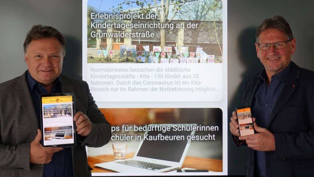Oberbürgermeister Stefan Bosse (links) und Abteilungsleiter für Informations- und Kommunikationstechnologien, Jürgen Wittek präsentieren gemeinsam die neue Buron-App. © Stadt Kaufbeuren