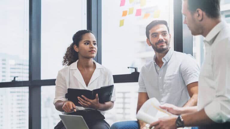 Tipps Software entwickeln lassen; Detailbild Entwickler im Gespräch