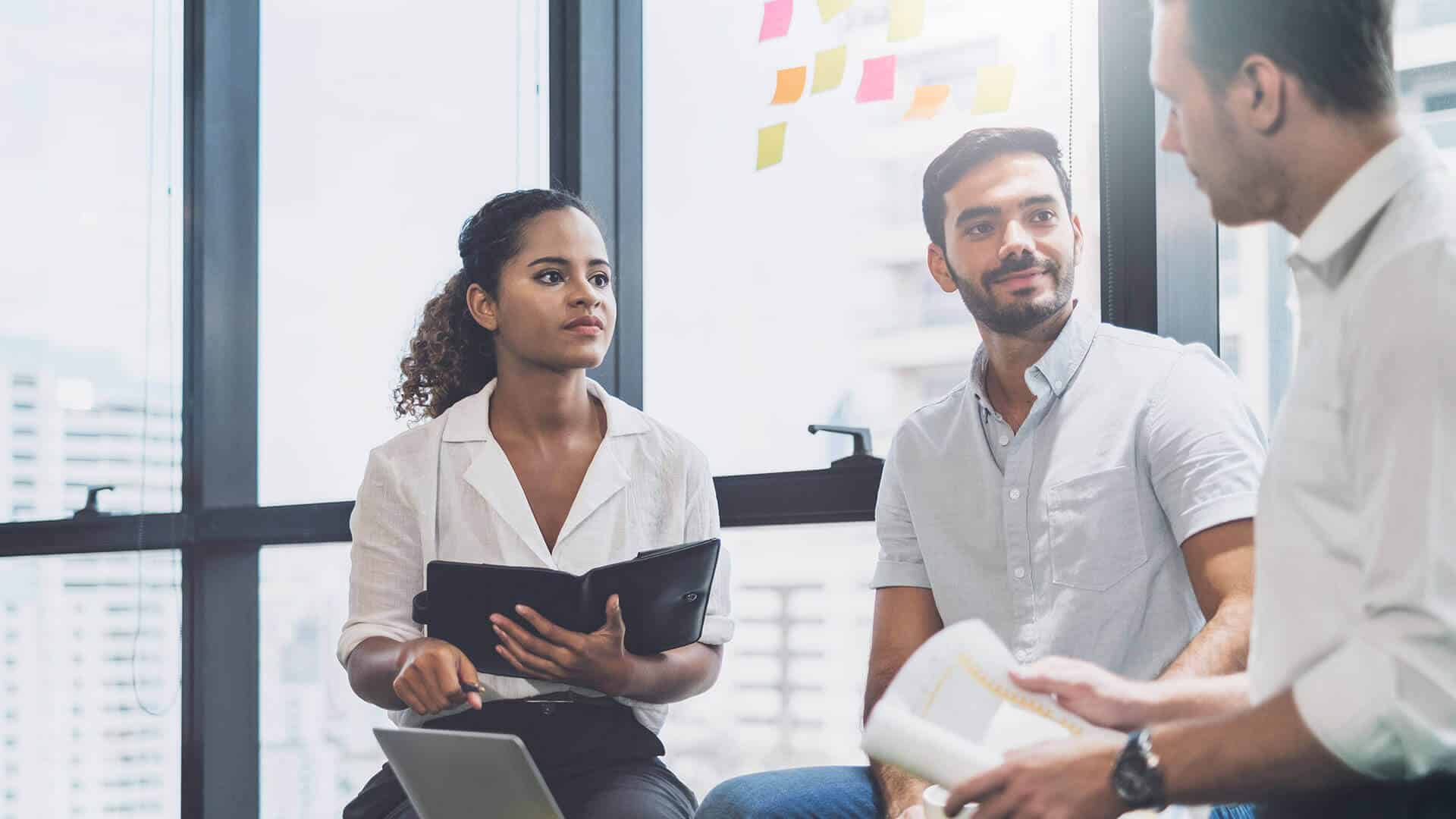 Tipps Software entwickeln lassen; Detailbild Entwickler im Gespräch