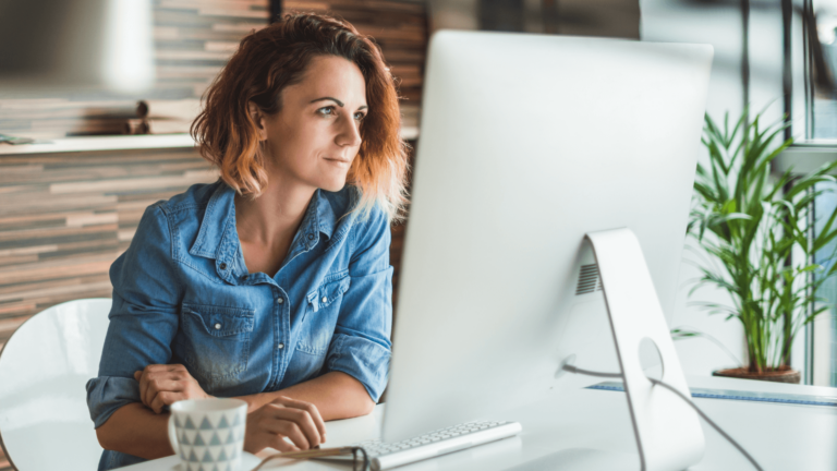 IT-Fachkraft am PC bei der Analyse von Software-Sicherheitslücken