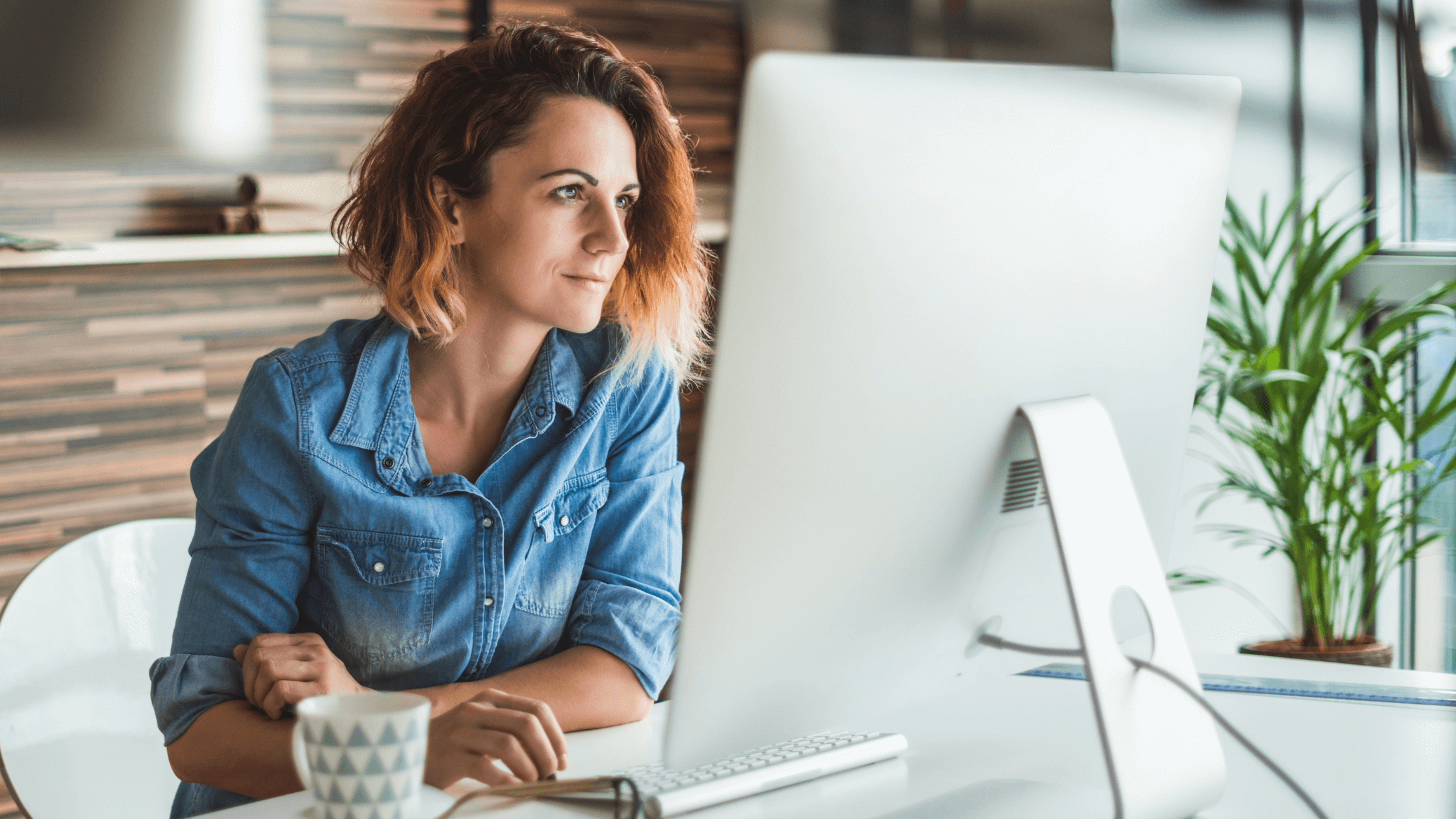 IT-Fachkraft am PC bei der Analyse von Software-Sicherheitslücken