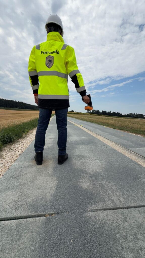 Custom Android App f&uuml;r RFID-Tracking von Fahrbahnplatten im Bauwesen im Einsatz auf Baustelle
